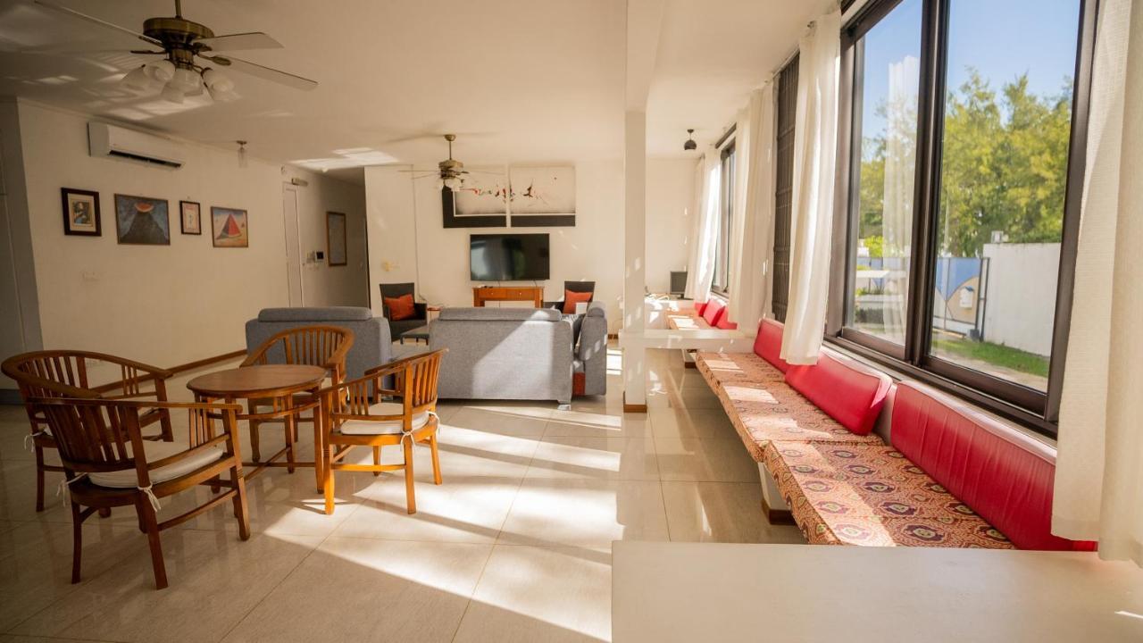 Villa Angelou - Sunlit Beach Getaway With Pool And Wifi Belle Mare Exteriér fotografie