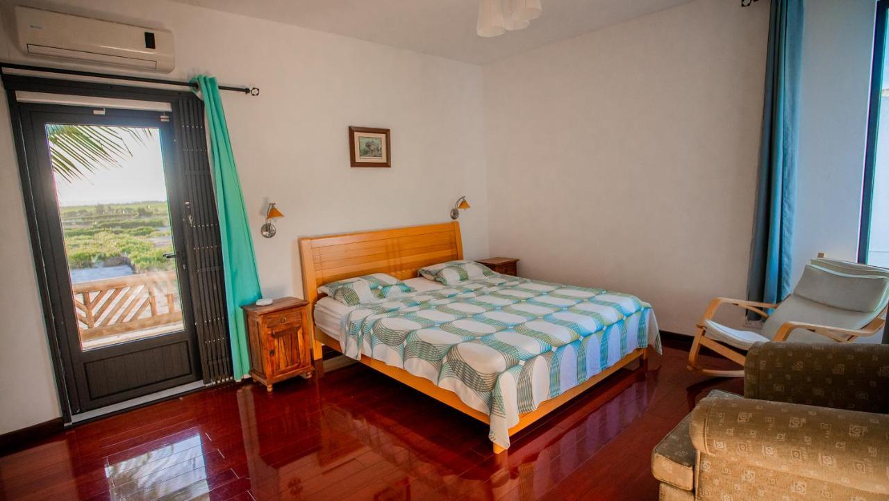 Villa Angelou - Sunlit Beach Getaway With Pool And Wifi Belle Mare Exteriér fotografie